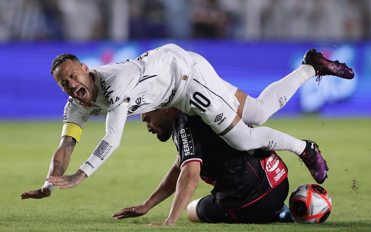 Neymar sofre sequência de faltas fortes em seus primeiros minutos com a camisa do Santos (Foto: Ettore Chiereguini/AGIF)