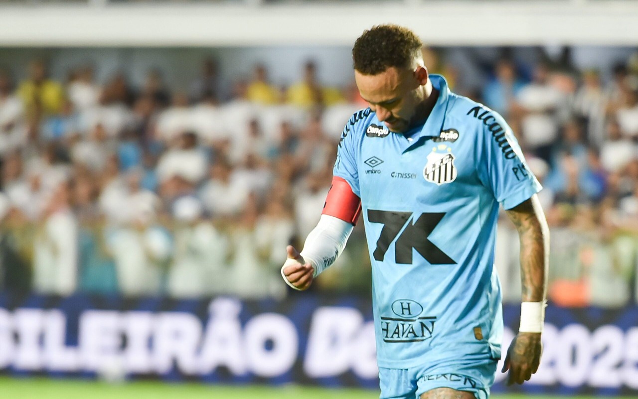 Neymar em ação pelo Santos (Foto: Jota Erre/AGIF)