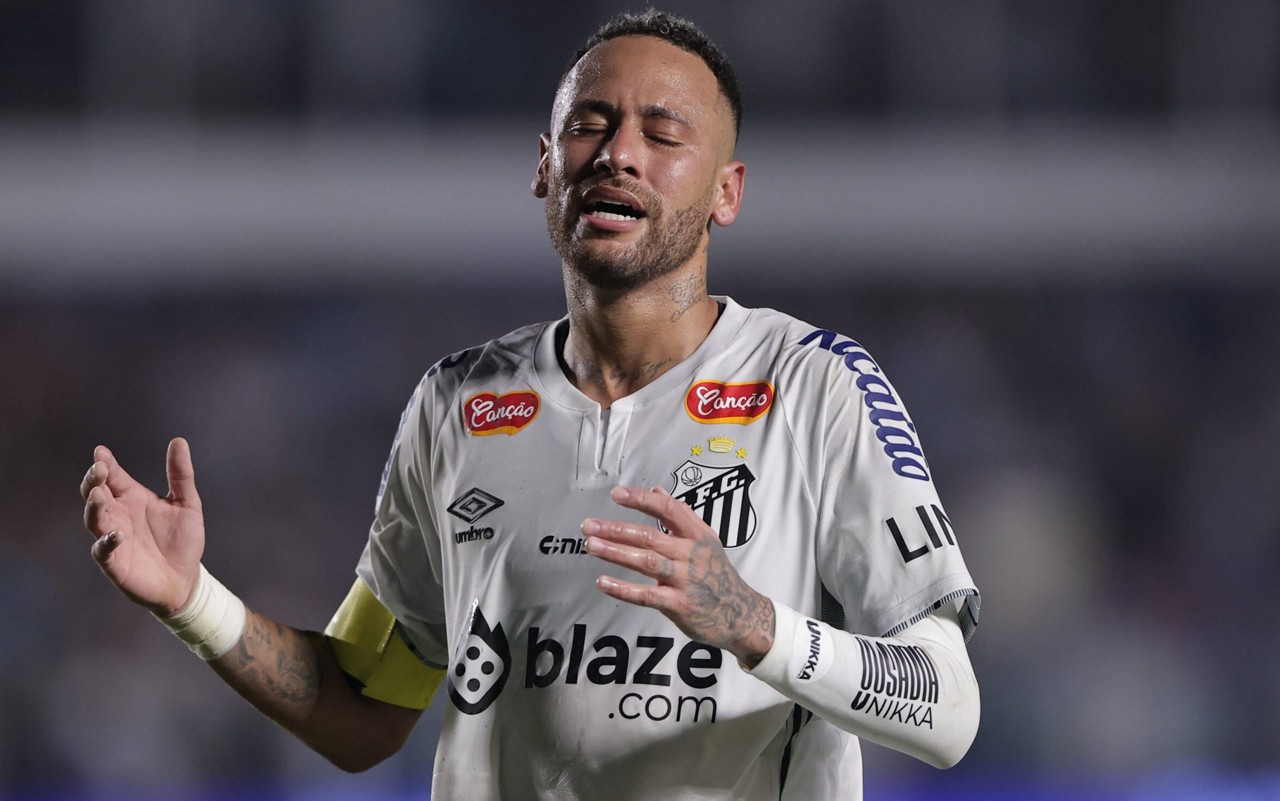 Neymar em ação com a camisa do Santos (Foto: Ettore Chiereguini/AGIF)