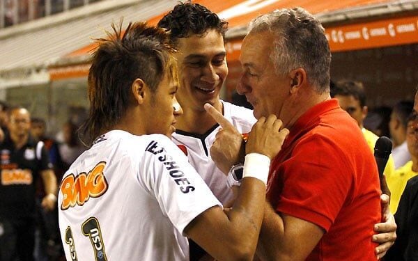 Neymar e Dorival Júnior protagonizaram uma polêmica no Santos em 2010, mas hoje mantêm uma boa relação. (Foto: Santos FC)