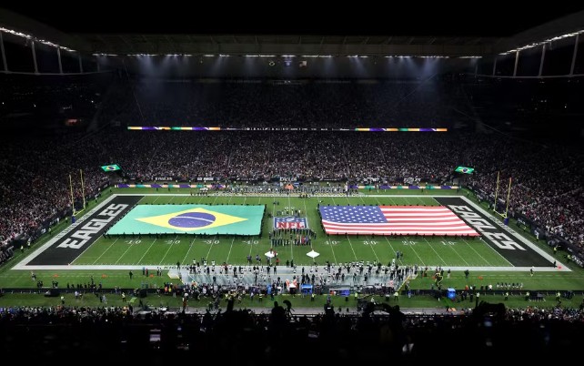 Bandeiras de Brasil e Estados Unidos esticadas no gramado da Arena Corinthians, em São Paulo, antes do jogo da NFL no Brasil