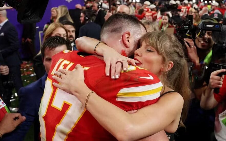 Taylor Swift, que trouxe grande impacto para a NFL, abraçando Travis Kelce após vitória do Tight End no Super Bowl LVIII