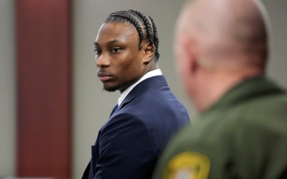 Henry Ruggs, ex-Wide Receiver da NFL, de terno e se direcionando para o tribunal