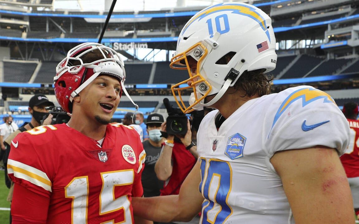 Patrick Mahomes e Justin Herbert se enfrentarão no jogo da NFL no Brasil