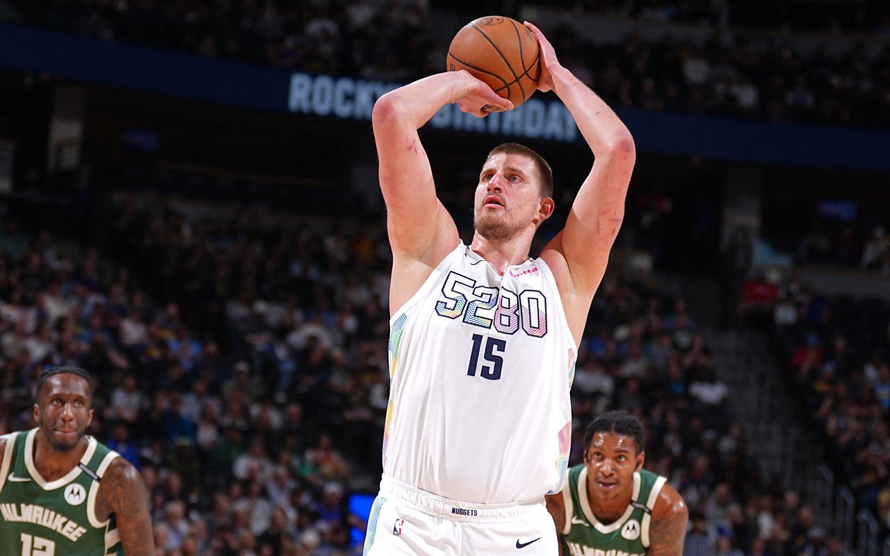 Nikola Jokic, do Denver Nuggets, em jogo contra o Milwaukee Bucks (Foto: Garrett Ellwood/NBAE via Getty Images/AFP)