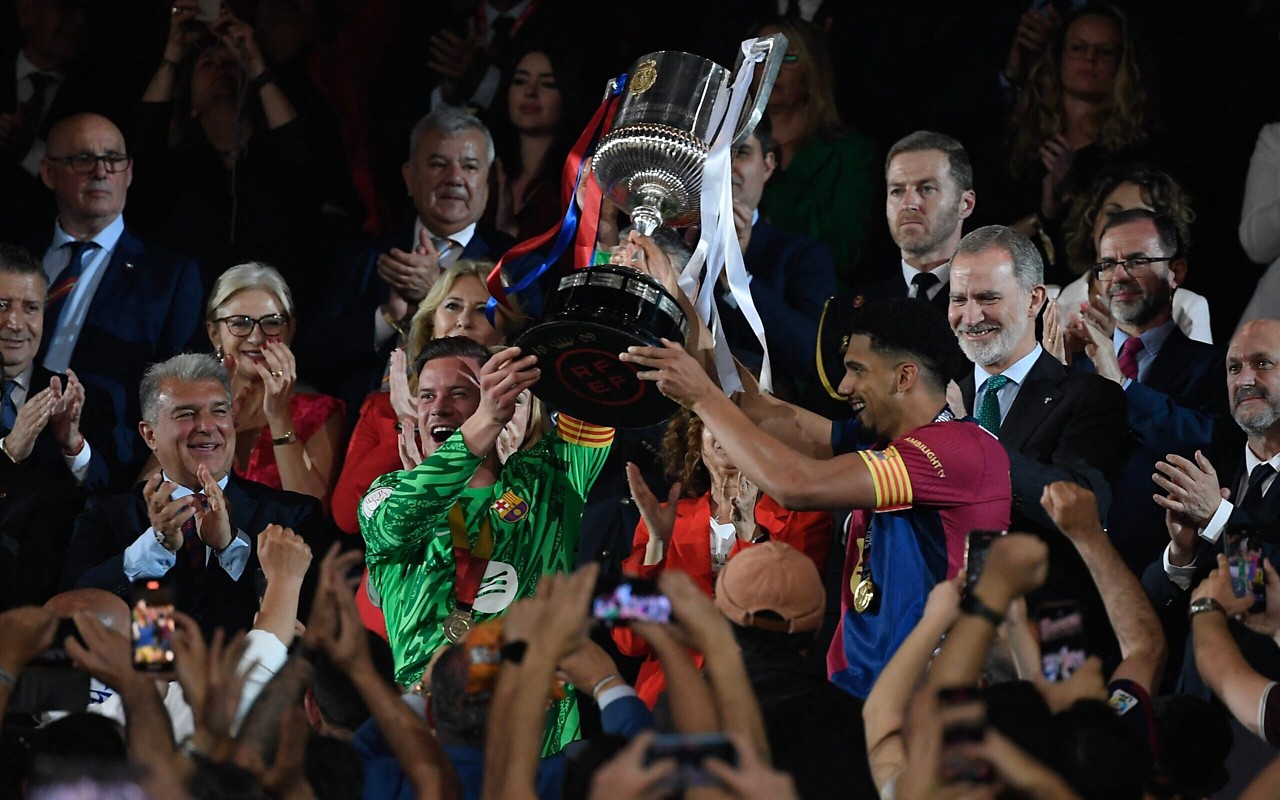 Ter Stegen e Ronald Araújo com o troféu da Copa do Rei desta temporada (Foto: Josep Lago/AFP)