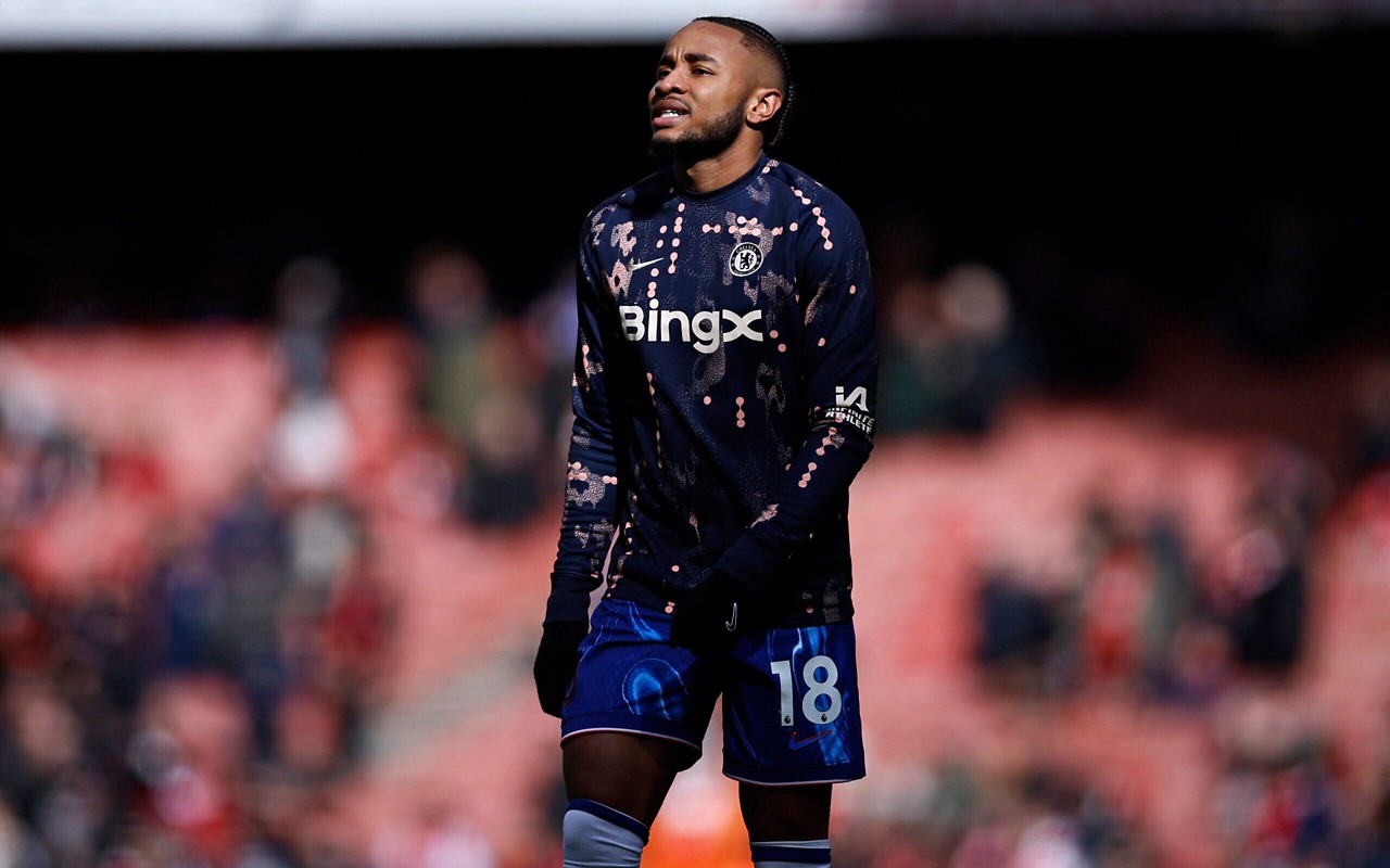 Christopher Nkunku no aquecimento para Arsenal x Chelsea pela Premier League. (Foto: BENJAMIN CREMEL / AFP)