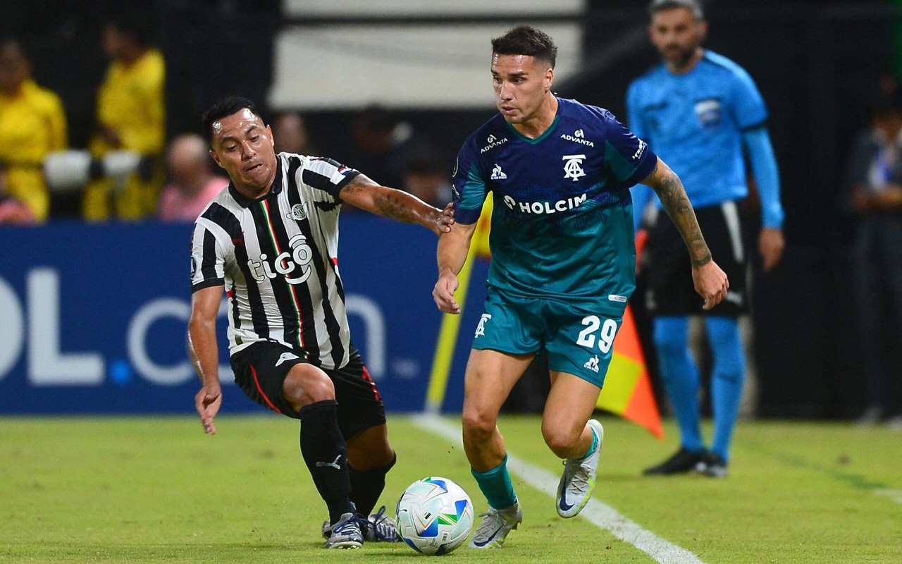 Angel Cardozo e Gaston Benavidez em Libertad x Talleres. (foto: DANIEL DUARTE / AFP)