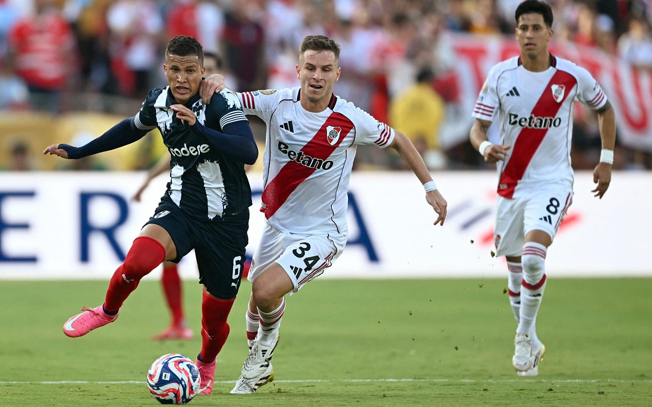 Galoppo, do River Plate, em partida contra o Monterrey (Foto: Yuri Cortez/AFP)