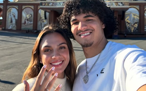 Gui Santos e noiva após pedido de casamento (Foto: Reprodução)