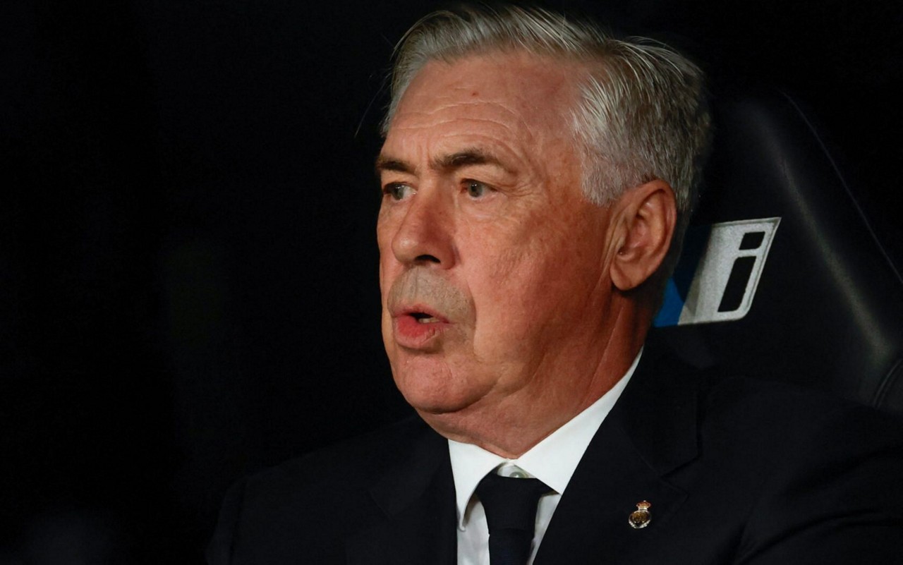 Carlo Ancelotti no banco do Real Madrid em sua penúltima partida no Santiago Bernabéu (Foto: Pierre-Philippe Marcou/AFP)