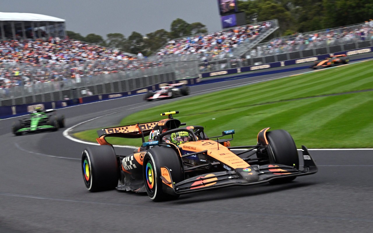 Lando Norris foi o campeão da estreia da F1 2025 (Foto: WILLIAM WEST / AFP)