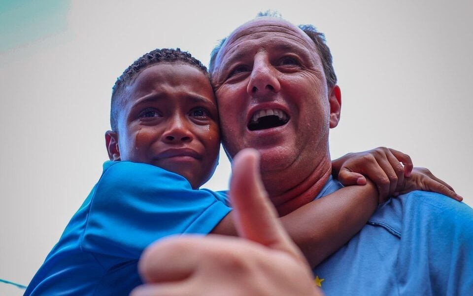 Rogério Ceni com um mini-torcedor do Bahia antes do embarque para Colômbia (Foto: Divulgação / EC Bahia)