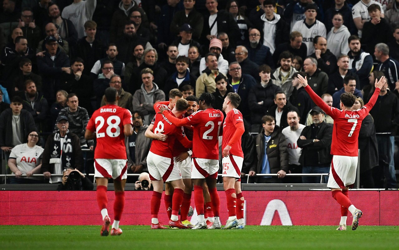 Jogadores do Nottingham Forest comemoram gol marcado sobre o Tottenham, pela Premier League (Foto: Ben Stansall/AFP)