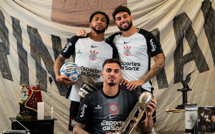 Corinthians lança seu novo uniforme que faz menção ao título do Mundial de Clubes em 2000. (Foto: Reprodução/Instagram)