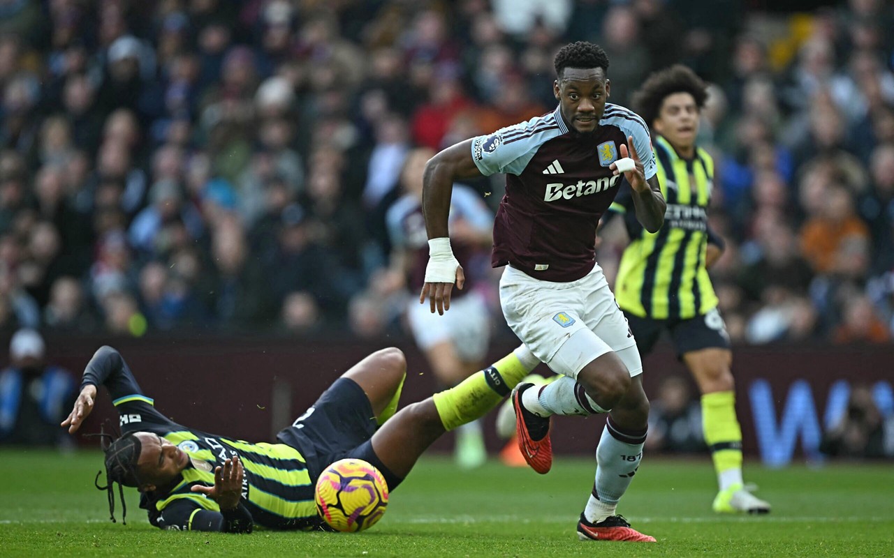 Jhon Duran deixa o Aston Villa para se juntar ao Al-Nassr (Foto: Paul ELLIS / AFP)