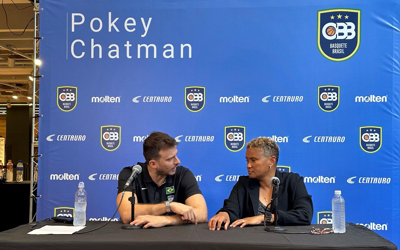 Bruno Valentin (diretor de Seleções) e Pokey Chatman (técnica da Seleção feminina) durante entrevista coletiva, em São Paulo (Foto: Juliana Yamaoka/Lance)