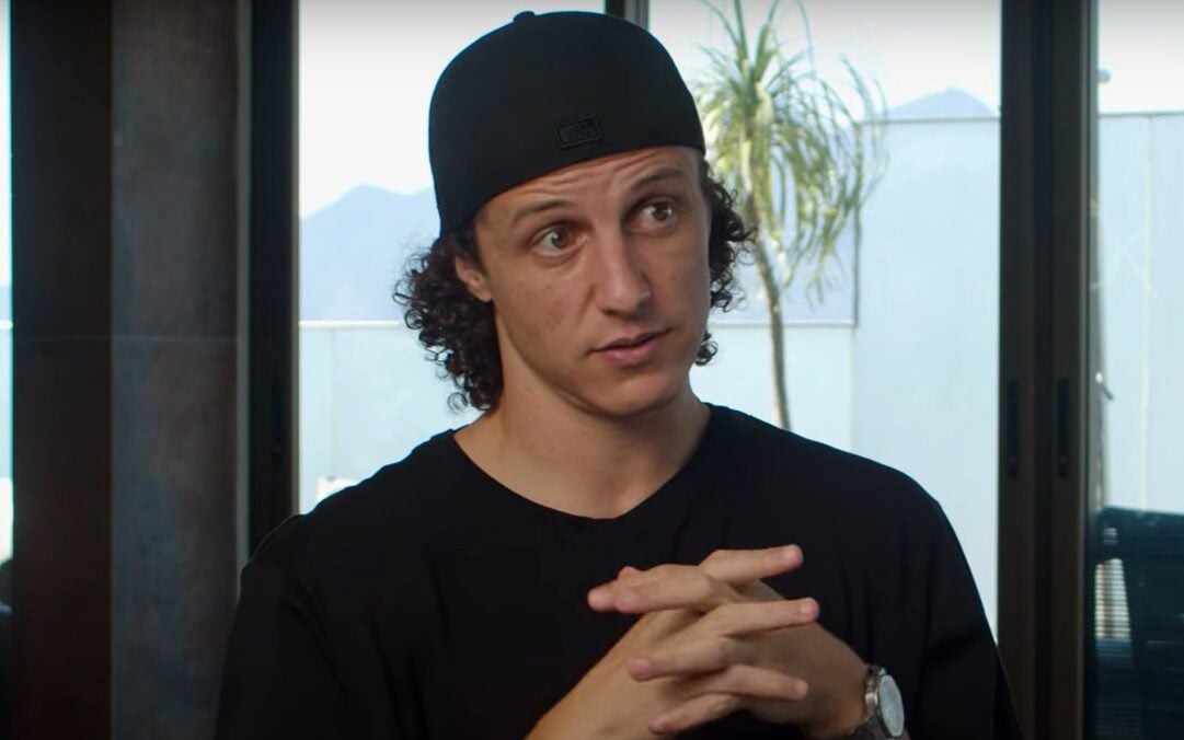 David Luiz durante entrevista (Foto: Reproduçao do Youtube/The Palyers' Tribune)