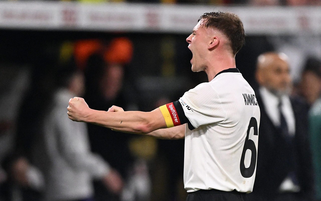 Joshua Kimmich comemora vitória da Alemanha diante da Itália na Liga das Nações (Foto: Kirill KUDRYAVTSEV / AFP)