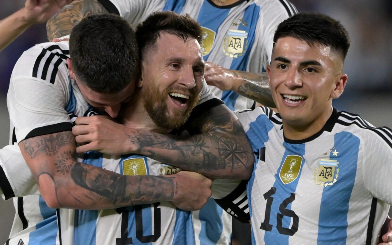 Almada e Messi juntos na Seleção Argentina (Foto: Juan Mabromata / AFP)