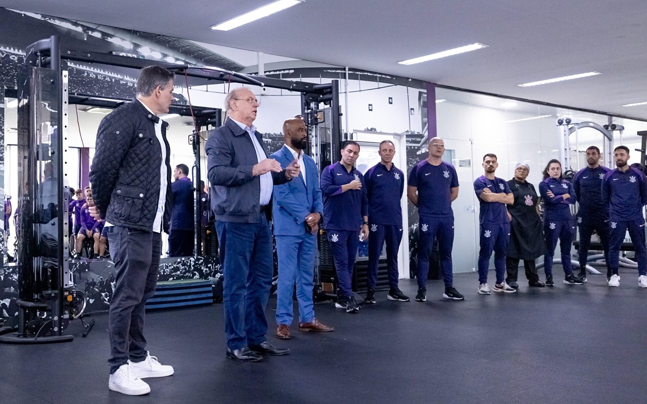 Presidente Osmar Stabile e o vice-presidente Armando Mendonça durante encontro com o elenco (Foto: Rodrigo Coca/Agência Corinthians)