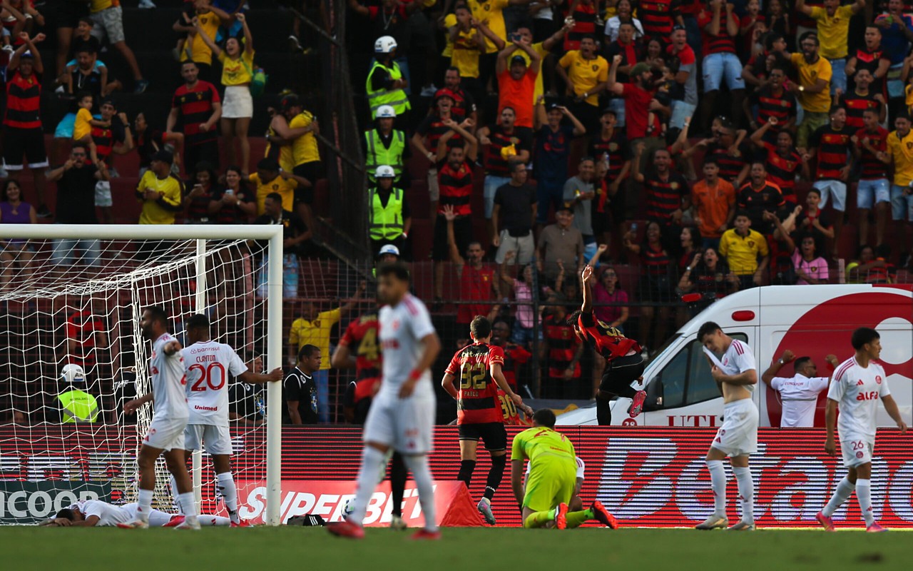 Sport abre o placar logo aos seis minutos de jogo (Foto: Marlon Costa/AGIF)