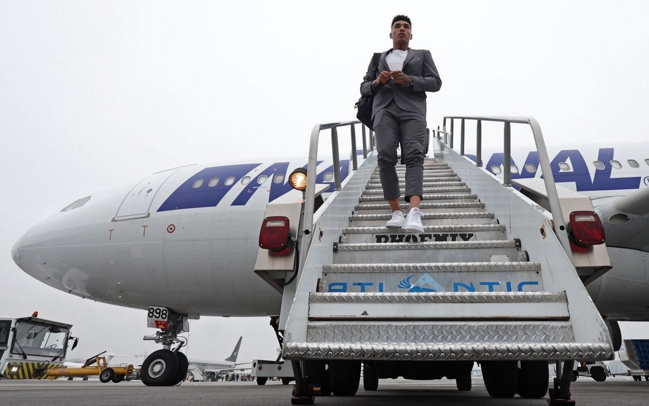 Igor Jesus desembarca para o Mundial de Clubes; dessa vez, não houve queixa sobre o avião (Foto: Vitor Silva/Botafogo)