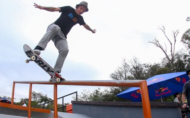 Skatista executa manobra em corrimão durante competição internacional de skate street. (Foto: Julio Detefon)
