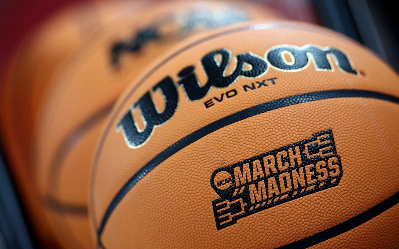 Bola da NCAA com a logo do "March Madness" (Foto: Jared C. Tilton/Getty Images/AFP)