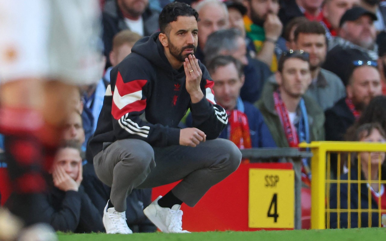 Ruben Amorim observa jogo entre Manchester United e Manchester City, no Old Trafford (Foto: Darren Staples/AFP)