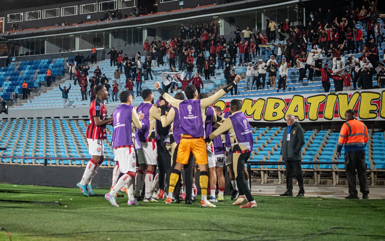 Jogadores comemoram vitória sobre o Cerro Largo (Foto: Victor Ferreira / EC Vitória)