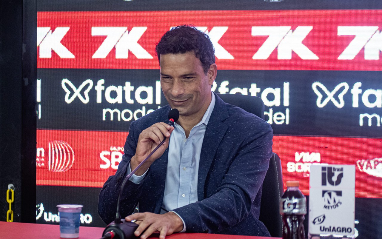 Gustavo Vieira em entrevista de apresentação no Vitória (Foto: Victor Ferreira / EC Vitória)