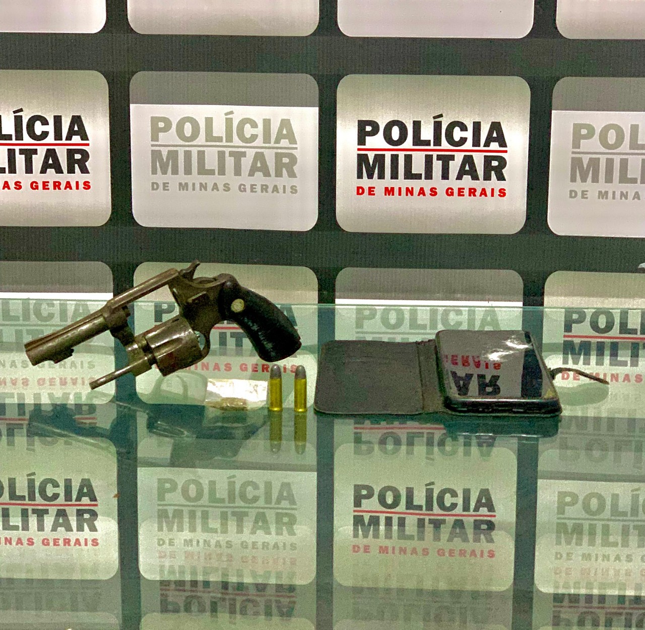 Revólver foi apreendido com o suspeito