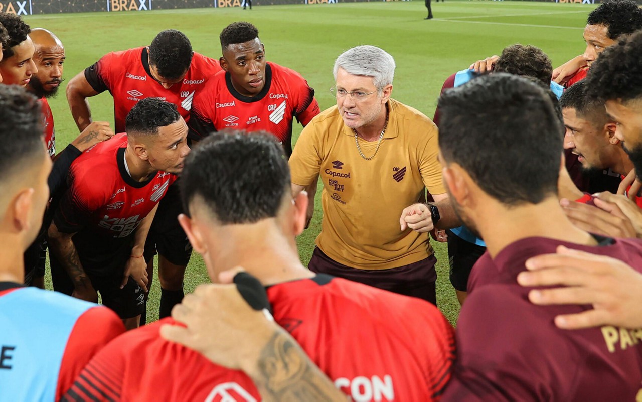 Odair Hellmann comemora vitória do Athletico dentro de campo com os jogadores. Foto: Duda Matoso/Athletico