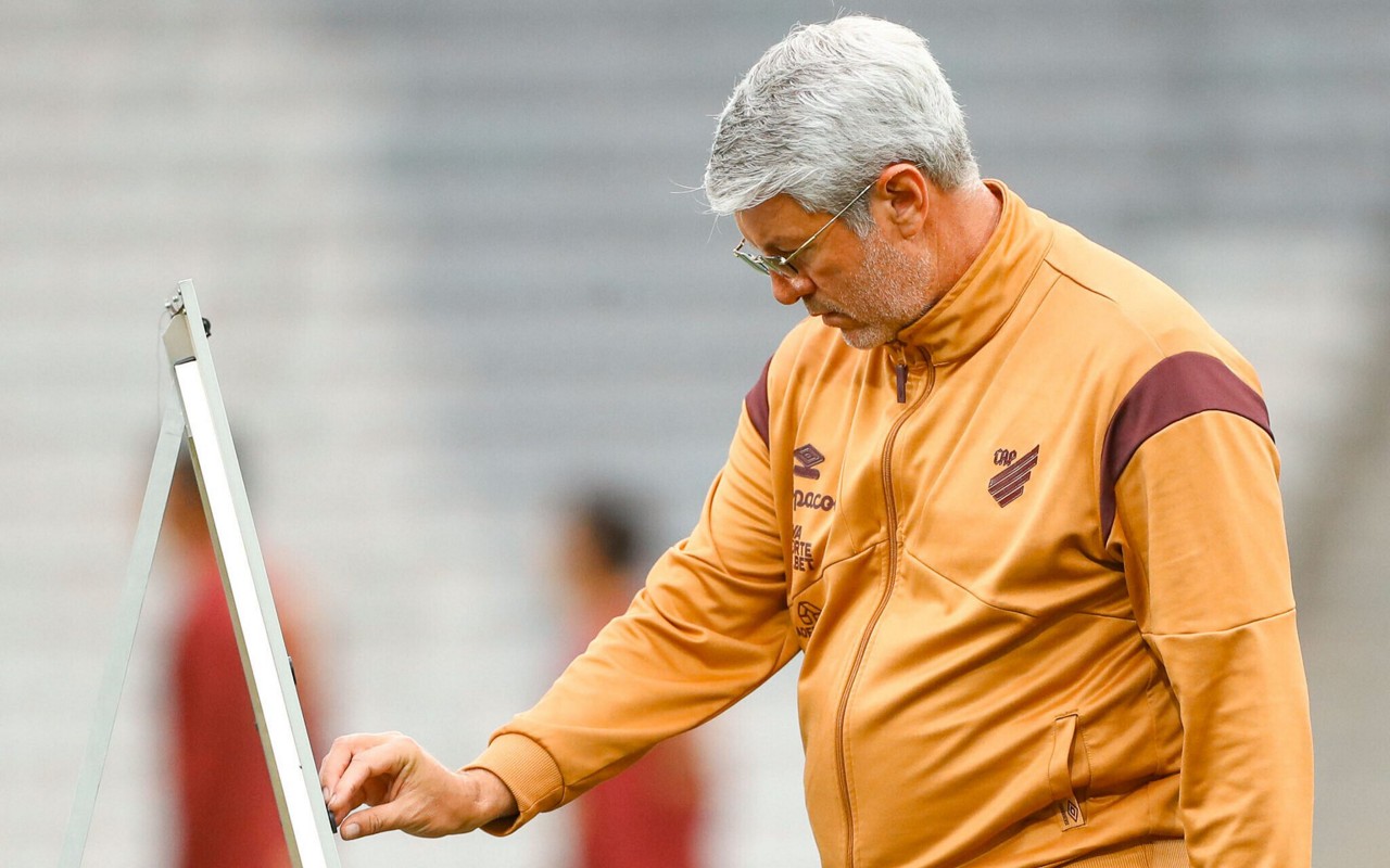 Odair Hellmann tem apenas três vitórias pelo Athletico. Foto: Duda Matoso/Athletico