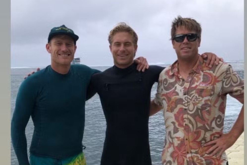 Árbitro (dir.) de uma possível semifinal de Gabriel Medina e Chianca ao lado de surfista e técnico da Austrália