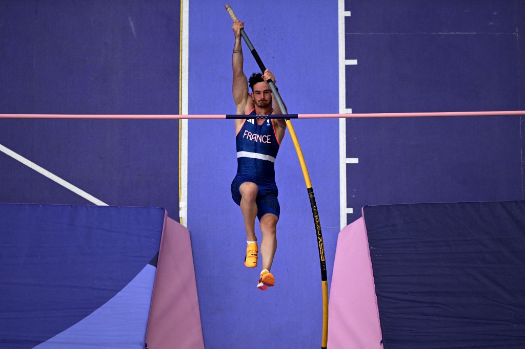 Anthony Ammirati durante prova do salto com vara na Olimpíada de Paris-2024