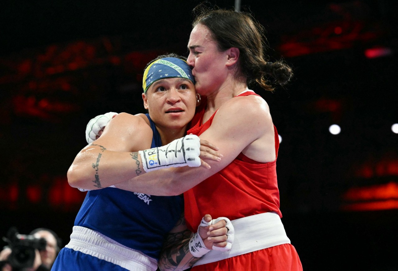Kellie Harrington da Irlanda beija a brasileira Beatriz Iasmin Soares Ferreira após vencer a semifinal de boxe feminino de 60 kg durante os Jogos Olímpicos de Paris 2024