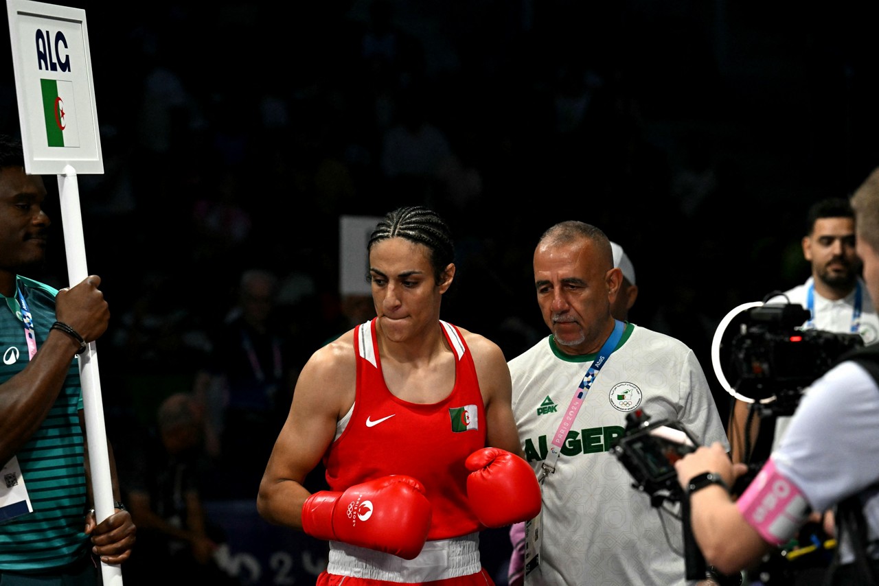 Boxeadora Imane Khelif não se identifica como transexual, mas recebeu ataques transfóbicos