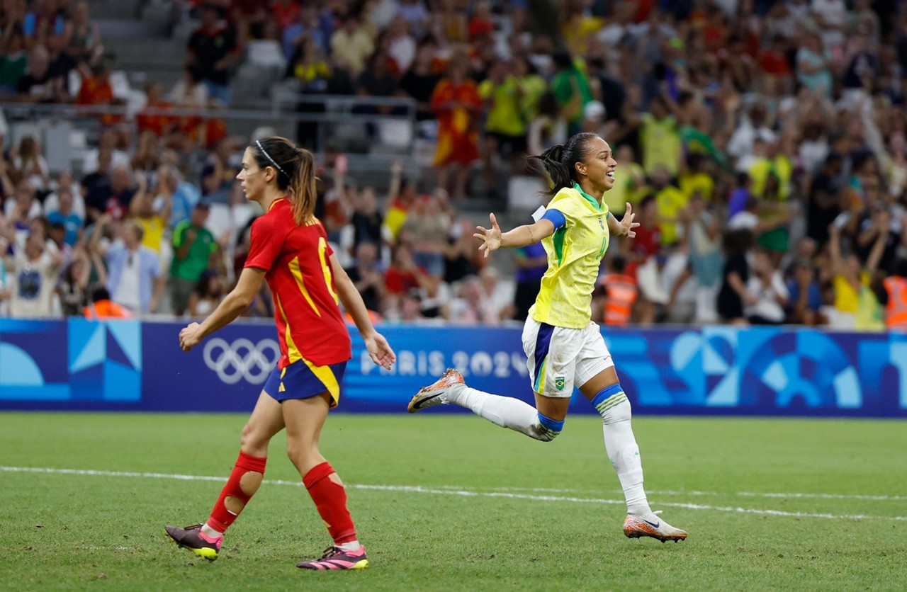 O Brasil venceu a Espanha por 4 a 2 e avançou para a decisão do futebol feminino