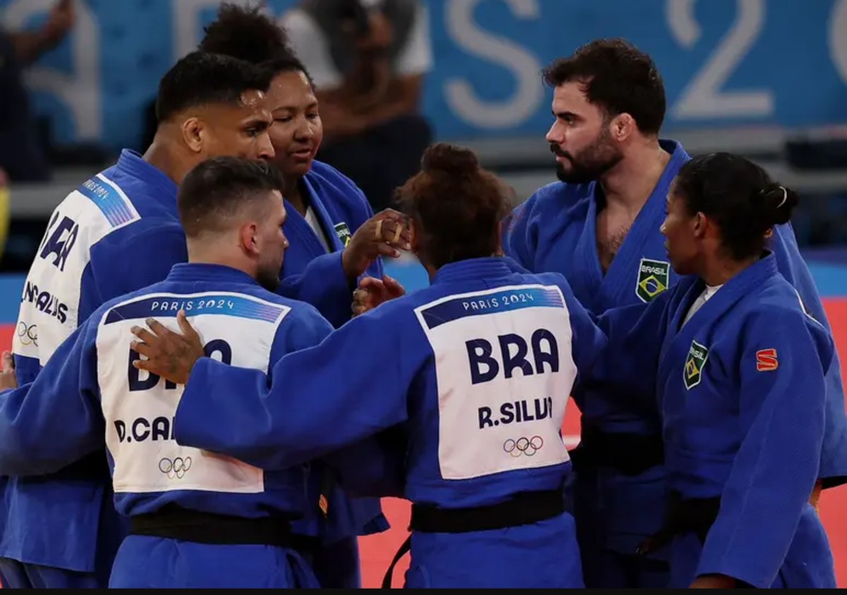 Brasil vai em busca do bronze na disputa por equipes do judô em Paris na manhbã deste sábado (3)