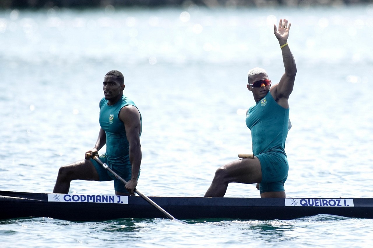 Jack Godmann e Isaquias Queiroz celebram classificação à semifinal do C2 500m da canoagem