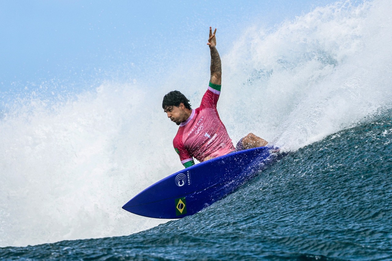 Gabriel Medina compete na semi-final no ultimo dia de provas