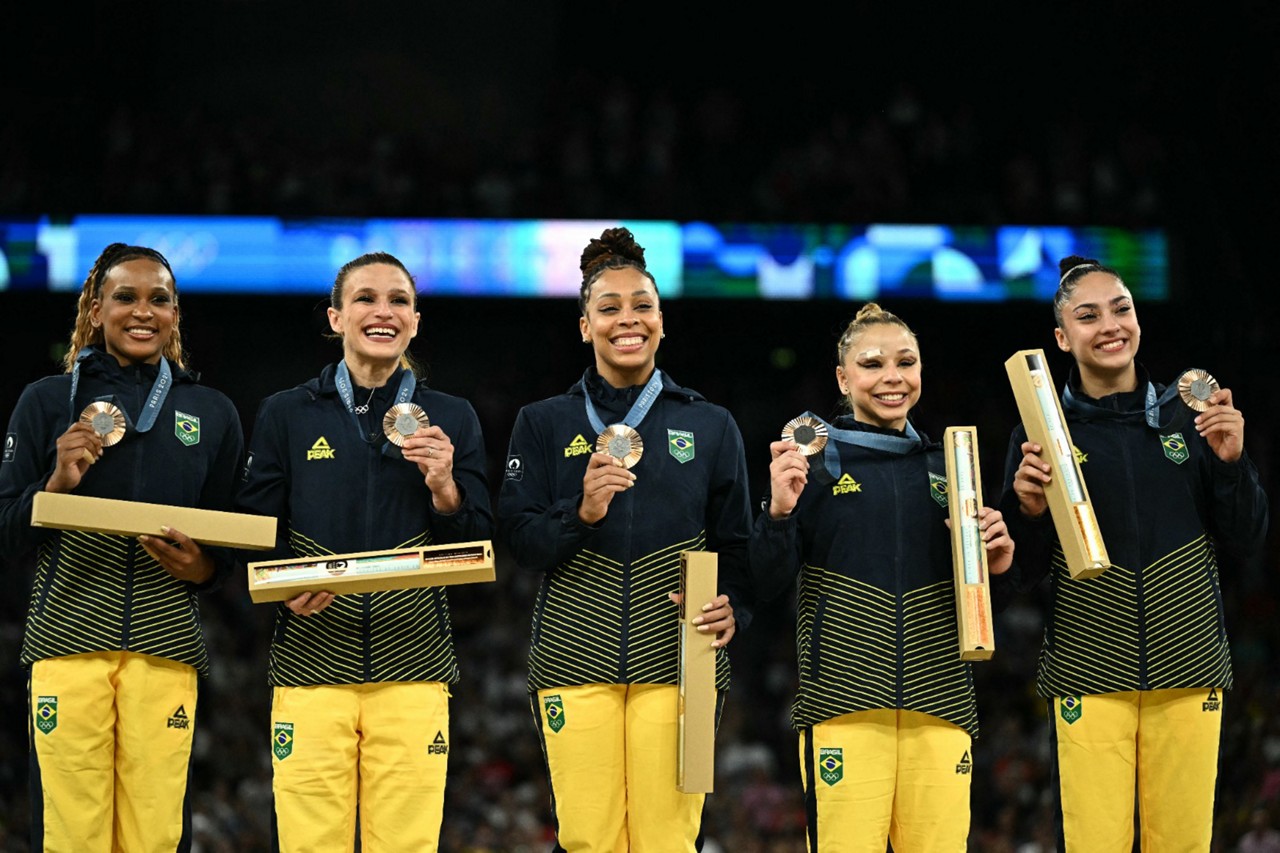 Equipe Brasil posa com a medalha de bronze durante a cerimônia do pódio da final por equipes femininas de ginástica artística dos Jogos Olímpicos Paris 2024, na Arena Bercy, em Paris, no dia 30 de julho de 2024.