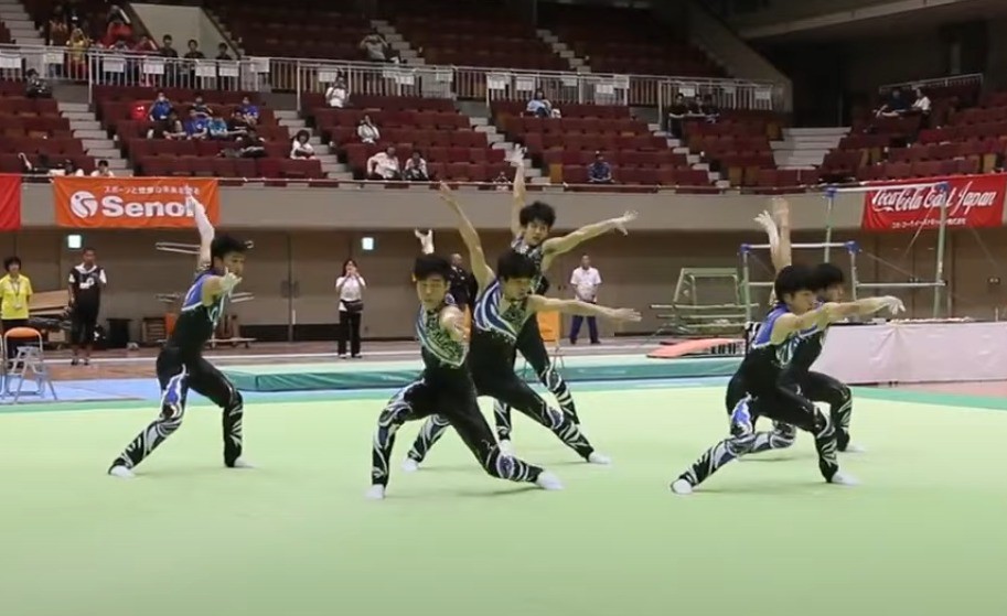 No Japão, a ginástica rítmica é muito praticada por homens