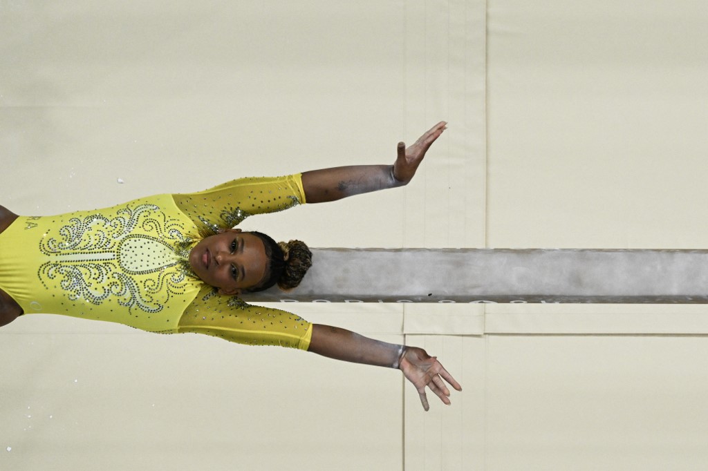 Rebeca Andrade se apresenta na trave na prova do individual geral da ginástica artística, nos Jogos Olímpicos de Paris-2024