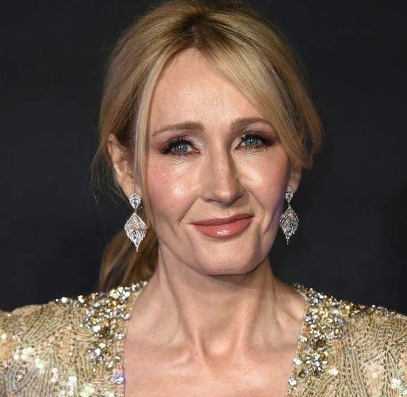 J.K. Rowling continua causando polêmica