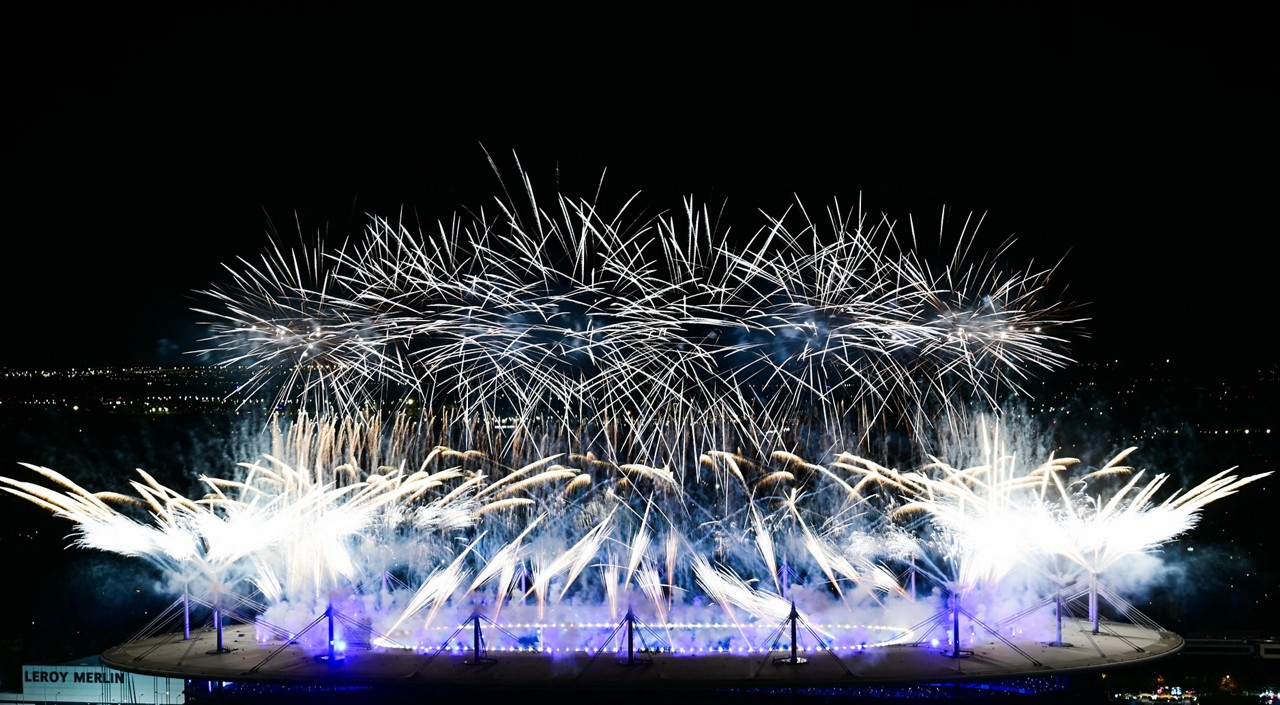 Fogos de artifício iluminam o céu durante a cerimônia de encerramento dos Jogos Olímpicos Paris 2024, no Stade de , em Saint-Denis