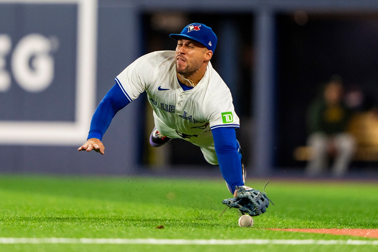 O beisebol é disputado somente por homens e o softbol, apenas por mulheres