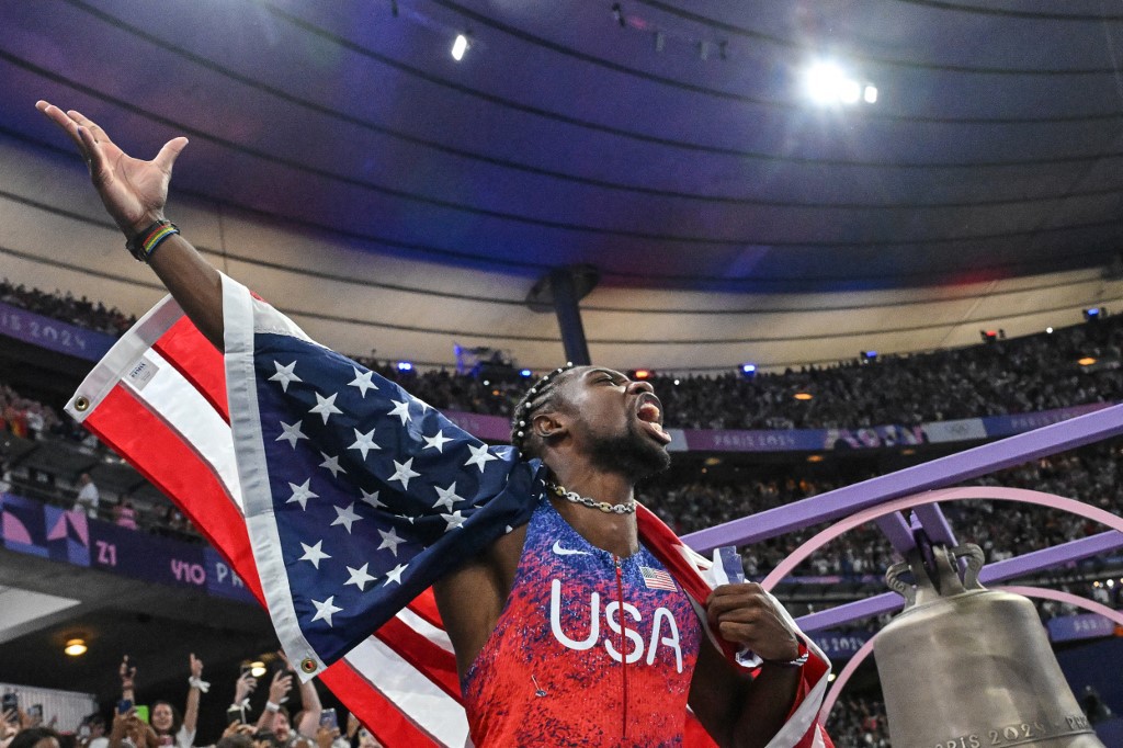 Norte-americano Noah Lyles celebra a medalha de ouro nos 100 m